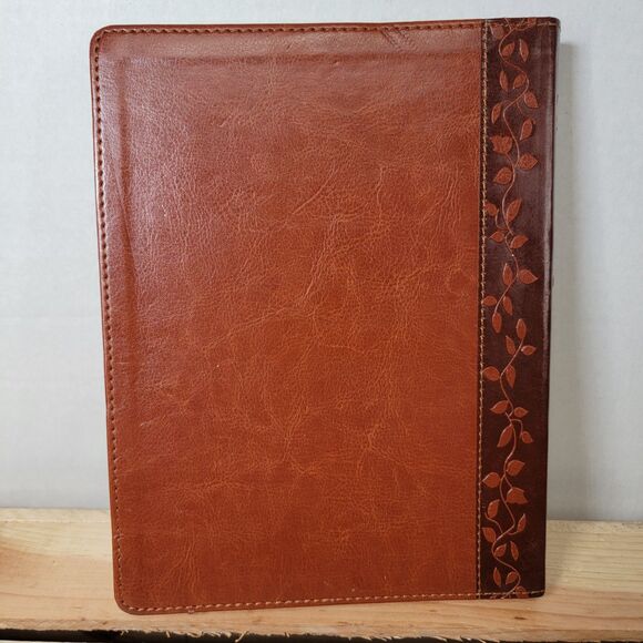 BOOK Jesus Calling 365 Day Devotional by Sarah Young in Imitation Leather - Picture 4 of 5